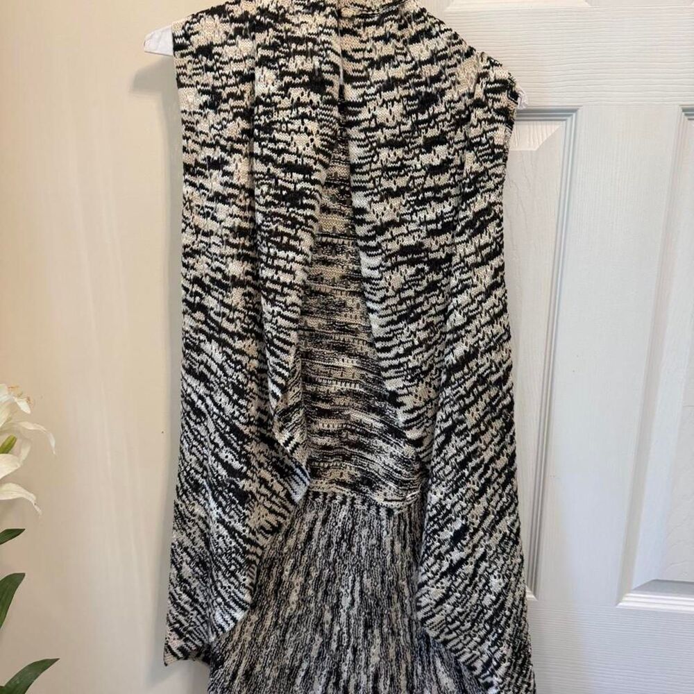 NWOT Crochet New Directions black and beige abstract patterned acrylic sweater v